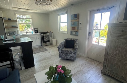 Green Turtle Cay Casa | Sea cottage 2/1 in white sound on GTC Abaco Bahamas full kitchen, AC & WiFi