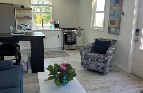 Green Turtle Cay Casa | Sea cottage 2/1 in white sound on GTC Abaco Bahamas full kitchen, AC & WiFi