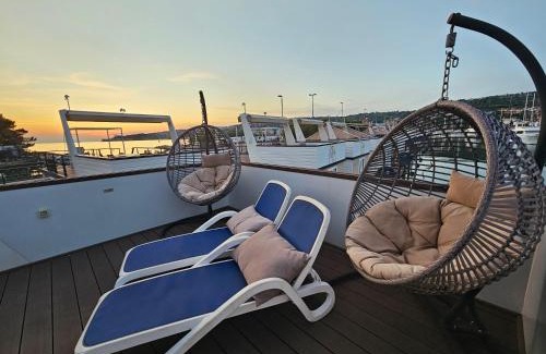 Seca Casa | Sea Diva - luxury boathouse