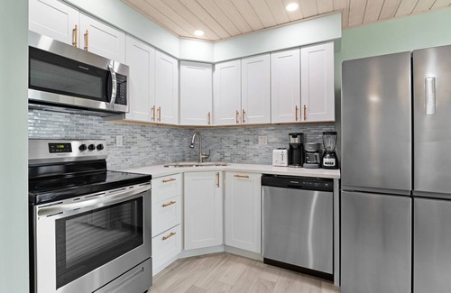 Siesta Key Village Casa | Sea Dream | Pet Friendly, Located in Siesta Key Village, Steps to Siesta Key Beach!