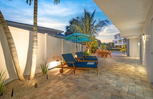 Siesta Key Village Casa | Sea Dream | Pet Friendly, Located in Siesta Key Village, Steps to Siesta Key Beach!