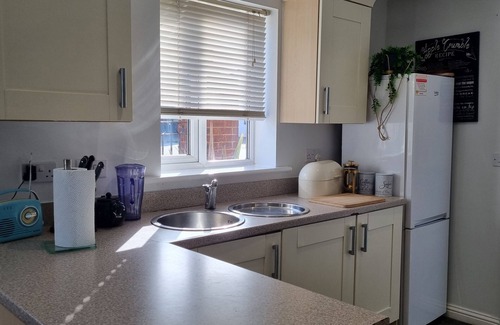 Port Talbot Casa | Sea Escape spacious contemporary townhouse 1 minute from a sandy beach