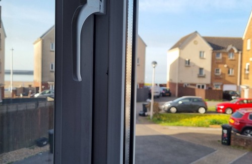 Port Talbot Casa | Sea Escape spacious contemporary townhouse 1 minute from a sandy beach