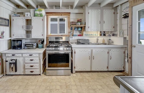 Wells Beach Cabaña | Sea Esta - 4 Bedroom cottage with best spot in Wells Beach