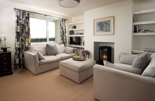 Berwick-upon-Tweed Cabaña | Sea for Miles Cottage surrrounded by fields and only a few mins to the beach
