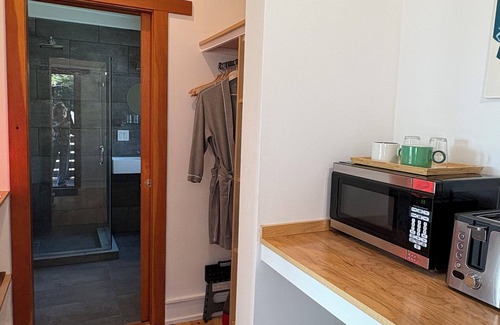 Little River Cabaña | Sea Fox Cottage -Secluded Ocean View Retreat with private garden and fireplace