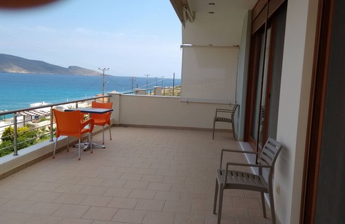 Pefki Apartamento | Apartamento frente al mar en la playa de Tholos y la bahía de Mirabello