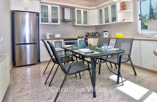 Argaka Villa | Posición frente al mar, gran villa, gran piscina y jardín, zona tranquila Polis Paphos