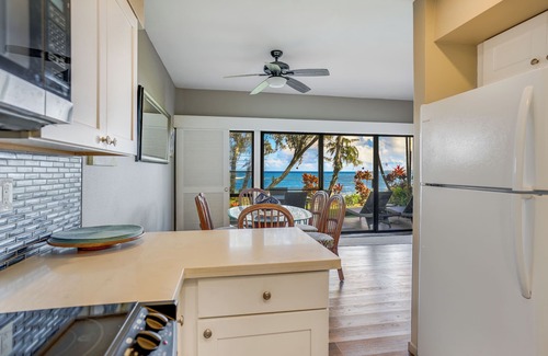 Kapaa Condominio | "Sea Gem" a Oceanfront Condo at Lae Nani 515