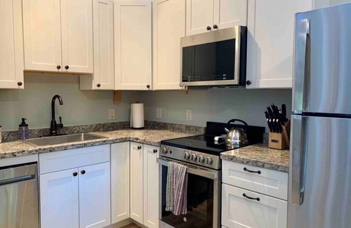Bar Harbor Cabaña | Sea Glass Cottage- New, Peaceful, Path to Beach