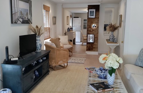 Asbury Park Cabaña | JUNE & SEPTEMBER '25 Gorgeous Renovation-Walk to Beach, Restaurants, Bars, Shops