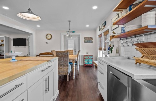 Atlantic Beach Casa | Sea La Vie 3 Bedroom Home by RedAwning