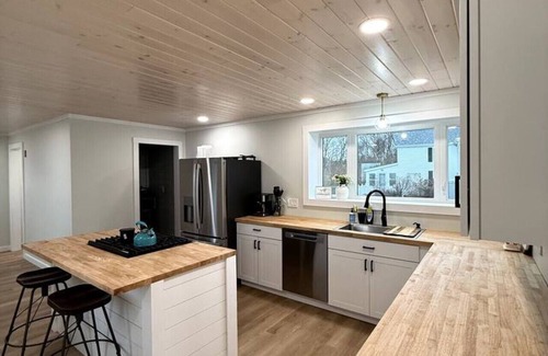 Eastport Casa | Sea la Vie | Spacious, Stylish Home Steps from Downtown Eastport