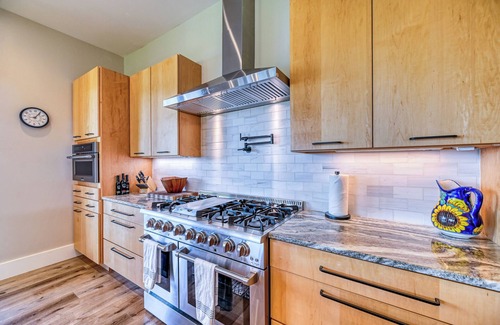 Hampstead Casa | Sea La Vie: Waterfront 4BR Luxury Home for Nature Lovers w/ Private Boat Dock