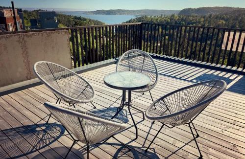 Risor Casa | sea, lake and hill view - TheHumanBirdHouseRetreat