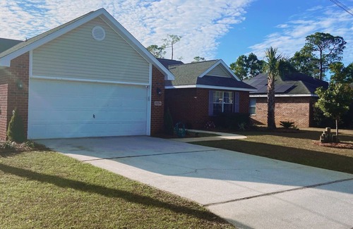 Navarre Casa | Sea Largo, 🏖 Work, Play & Relax! 4BR Beach Home w/ Fenced Yard + Games