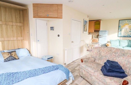 Bryn-crug Cabina | SEA MOSS CABIN, romantic, with pool in Tywyn
