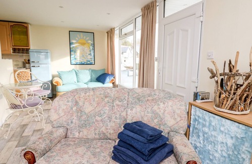 Bryn-crug Cabina | SEA MOSS CABIN, romantic, with pool in Tywyn