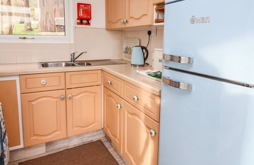 Bryn-crug Cabina | SEA MOSS CABIN, romantic, with pool in Tywyn