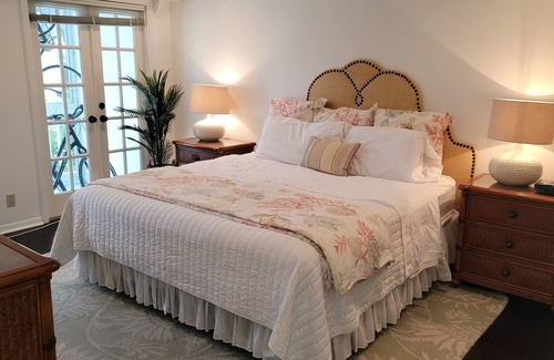 Wabasso Beach Condominio | SEA OAKS - 2 BEDROOM GROUND LEVEL TENNIS VILLA IN LUSH GATED COMMUNITY