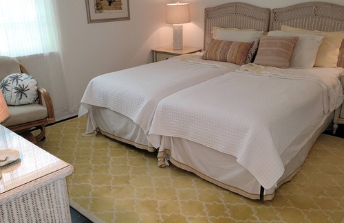 Wabasso Beach Condominio | SEA OAKS - 2 BEDROOM GROUND LEVEL TENNIS VILLA IN LUSH GATED COMMUNITY