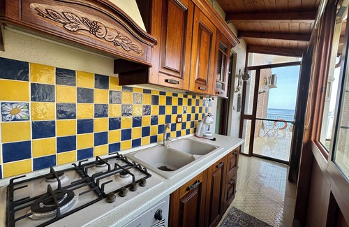 Casteldaccia Apartamento | Apartamento en Villa con terraza con vistas al mar.