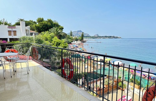 Casteldaccia Apartamento | Apartamento en Villa con terraza con vistas al mar.