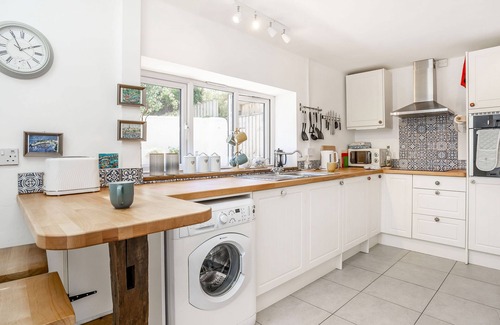 Llangwm Cabaña | SEA PICKLE COTTAGE, pet friendly in Llangwm, Pembrokeshire
