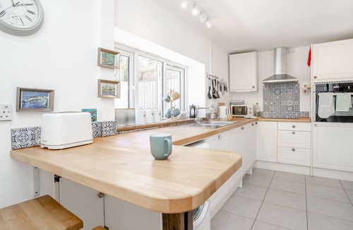 Llangwm Cabaña | SEA PICKLE COTTAGE, pet friendly in Llangwm, Pembrokeshire