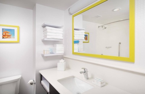 Seybold Hotel | Sea, Sand, and Suites! Free Breakfast, Pool!