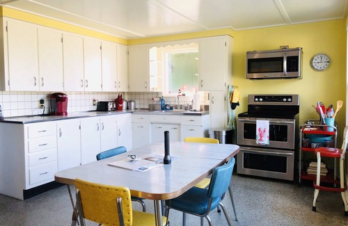Port Clyde Casa | Sea Sparkle: Sunny Village Cottage con Artist Artist y vistas panorámicas al mar