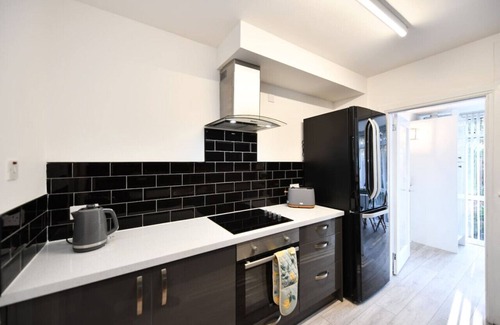 Troon Apartamento | 2 bed newly refurbished ground floor flat in Troon, with off road parking and stunning sea view