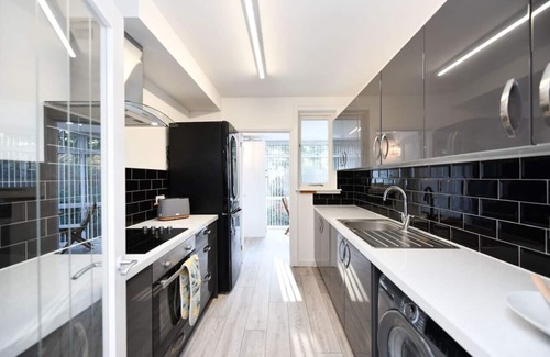 Troon Apartamento | 2 bed newly refurbished ground floor flat in Troon, with off road parking and stunning sea view