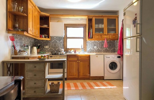 Koyunbaba Casa | Sea, sunset view, walk to the beach, 2-bedroom house in Gumusluk, with WiFi, AC