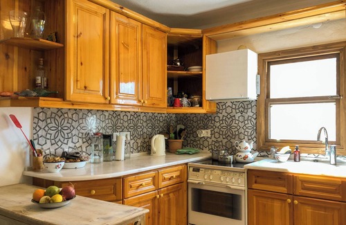 Koyunbaba Casa | Sea, sunset view, walk to the beach, 2-bedroom house in Gumusluk, with WiFi, AC