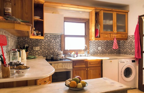 Koyunbaba Casa | Sea, sunset view, walk to the beach, 2-bedroom house in Gumusluk, with WiFi, AC