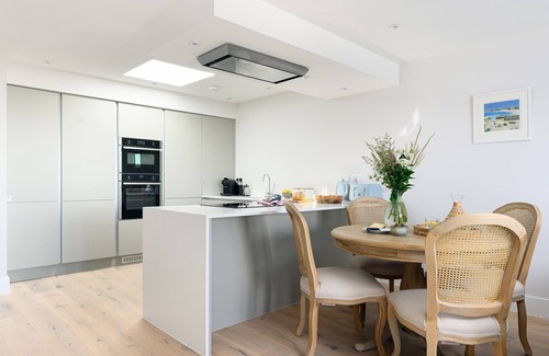 Porth Apartamento | Sea Thrift Porth - sleeps 4 guests in 2 bedrooms