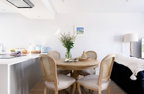 Porth Apartamento | Sea Thrift Porth - sleeps 4 guests in 2 bedrooms