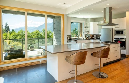 Furry Creek Chalet De Esquí | Sea to Sky Chalet