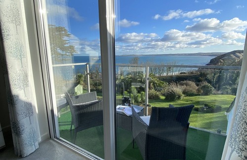 Carbis Bay Apartamento | Apartamento con vista al mar con balcón y jardines.