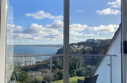 Carbis Bay Apartamento | Apartamento con vista al mar con balcón y jardines.