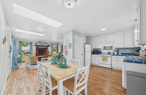Shelter Cove Casa | Vista al mar en Shelter Cove! ¡Vista al océano! Remodelado en 2018! ¡Sala de juego!