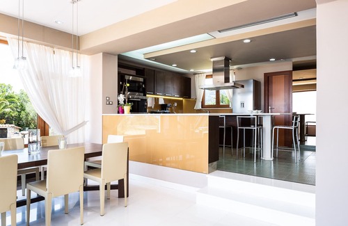 Xiro Chorio Villa | Al lado de la ciudad y la playa que ofrece vistas panorámicas al mar. Piscina interior y exterior!
