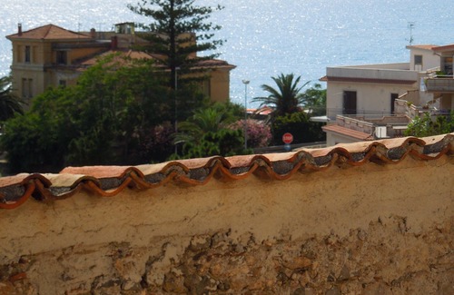 Scalea Casa | Sea views, stroll to beach, bars, cafes & restaurants