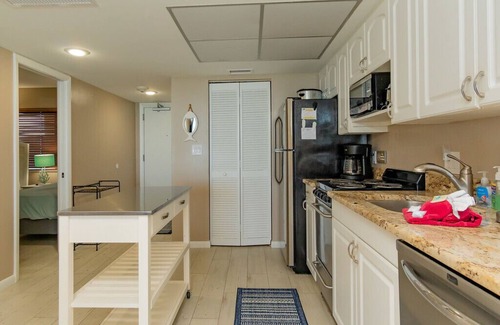 Marco Island Condominio | Sea Winds Beachfront Top Floor Condo 1704