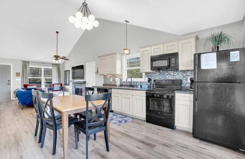 Taylorsville Casa | Seabiscuit Cottage 5 - Hot Tub - Near KY Bourbon Trail