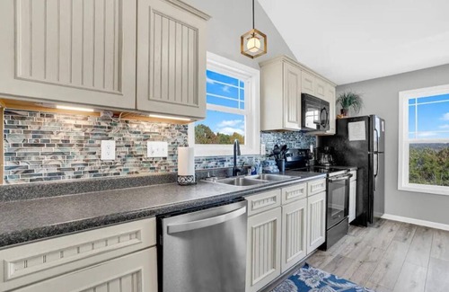 Taylorsville Casa | Seabiscuit Cottage 5 - Hot Tub - Near KY Bourbon Trail
