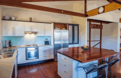 Agnes Water Casa | Seabreeze - 5 BR w/ Pool Table - Beachfront