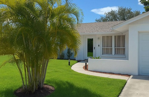 Central Naples Casa | Seabreeze, beautifully renovated coastal home just 1.5 miles from Naples beaches