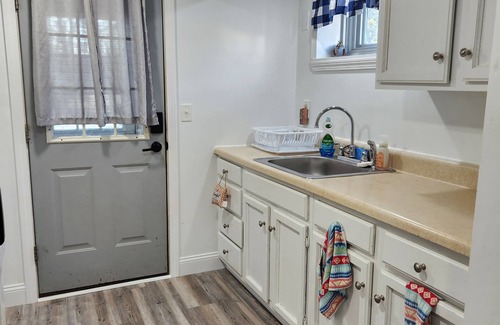 Ocean Park Apartamento | Seabreeze Cottage, Ground-Level Apartment, Pet Friendly, Sleeps 3